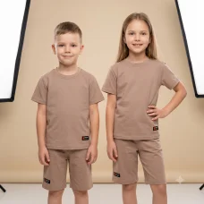 Ідеальний базовий костюмчик на літо з нашивкою "Designed wear"  мокко